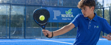 Niño jugando el Nestea Padel Tour