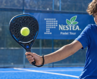 Niño jugando el Nestea Padel Tour
