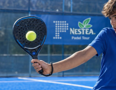 Niño jugando el Nestea Padel Tour