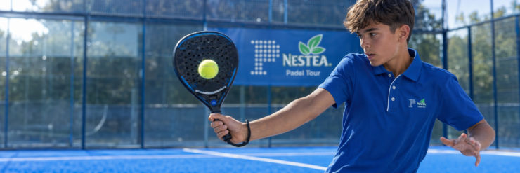Niño jugando el Nestea Padel Tour